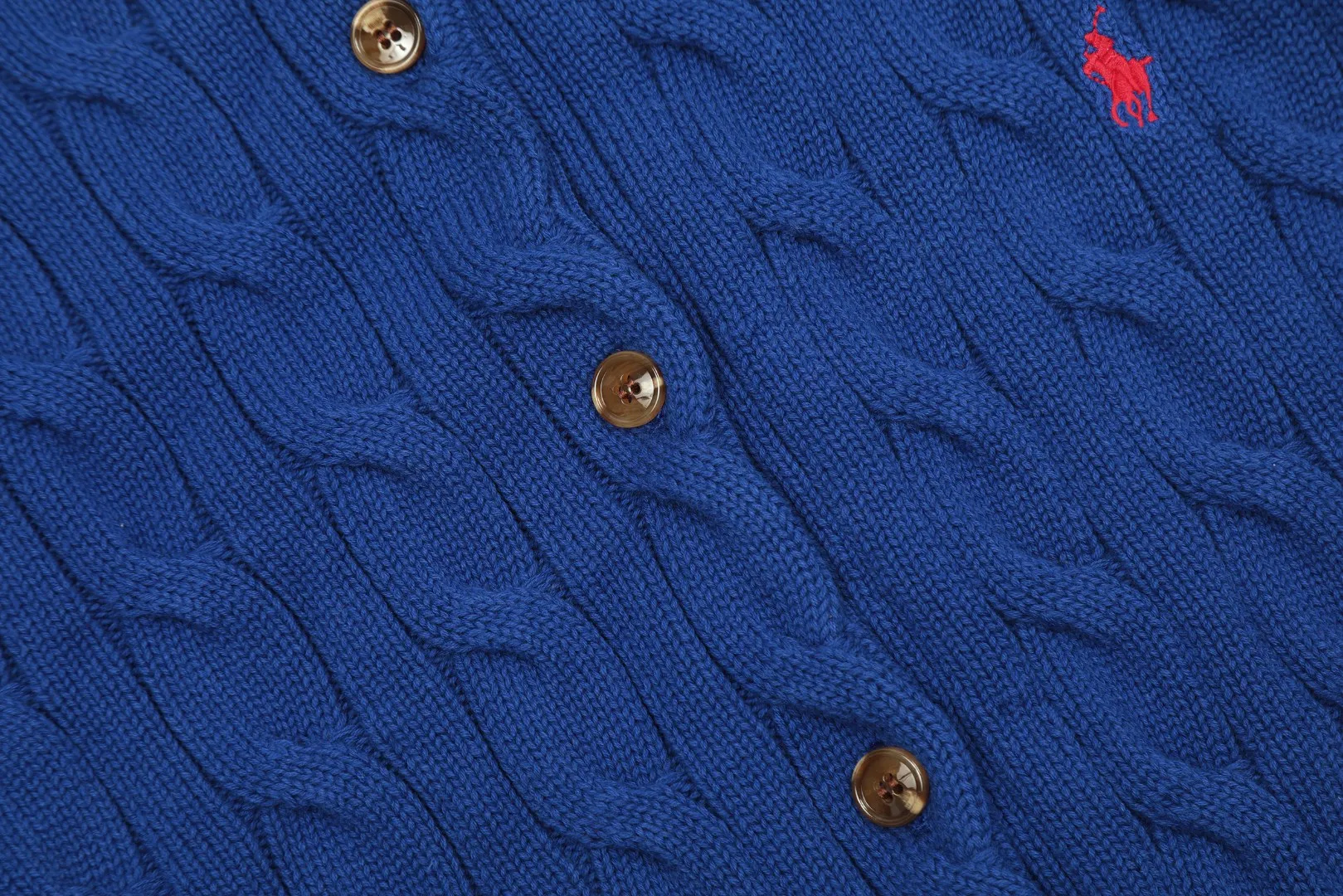 P230 Top quality" Style number: DS006# (not off the shelves all year round) [Ralph Lauren round neck solid color pony embroidery logo twist knitted cardigan] ✅Ralph Lauren Ralph Lauren classic basic versatile knitted cardigan jacket for all seasons ✅Main supplier platform live broadcast Wholesale entity Replacement if out of stock Not off the shelf ✅ZP quality 1:1 version Scan the code to enter the GF website Counter quality ✅Detailed quality The only one in Guangzhou Imported quality cotton yarn Focus on high-end, cost-effective, and good quality. Needless to say, the version is restored to the original version. The maximum size can be worn up to 160 pounds. Loose, comfortable and stress-free. ✅The upper body is simple and easy to match. A must-have for goddess ootd. Good-looking clothes are never picky. Must-have items in goddess wardrobe. Size: S- Navy blue white label Navy blue red label